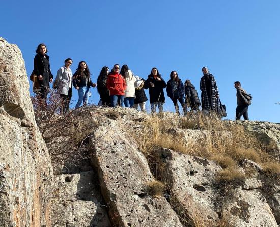 NEVÜ Avanos Güzel Sanatlar MYO Öğrencileri Mazı Yeraltı Şehri ve Kaya Mezarları’nı Gezdi